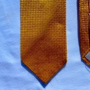 Gold flake men’s tie great condition. Brooks Brothers